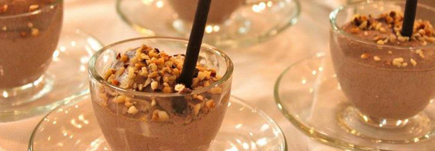 Dolci al cioccolato serviti in coppa